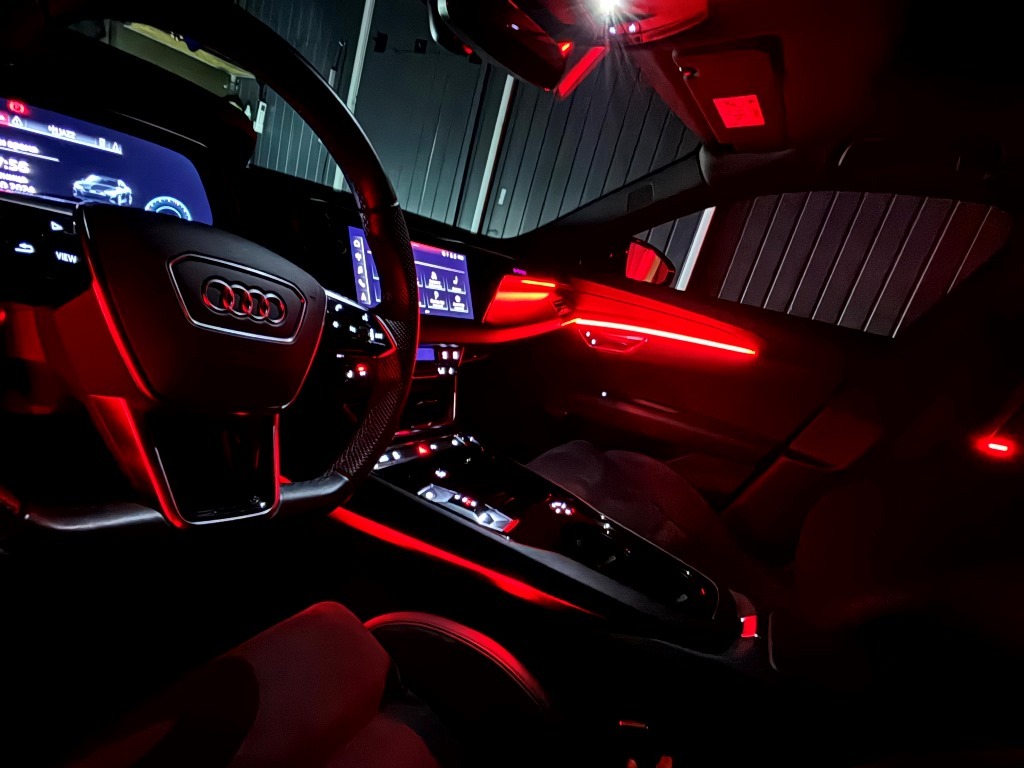 Iluminação ambiente vermelha no interior de um Audi